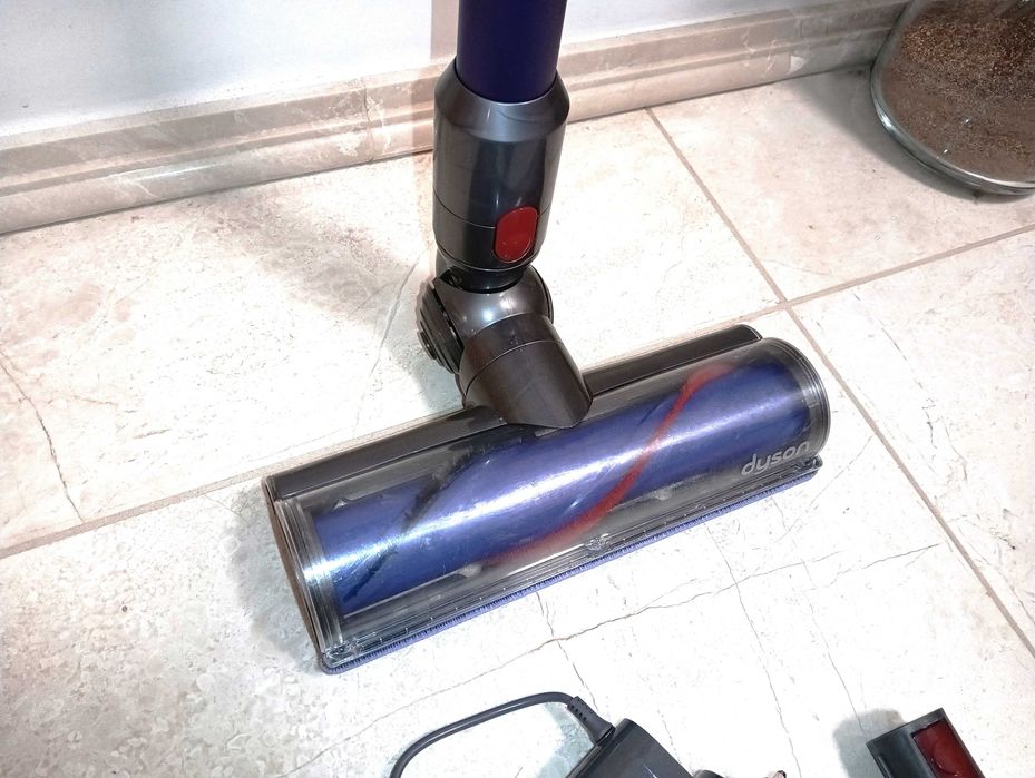 Отлична безжична Dyson V7 прахосмукачка с нова батерия и аксесоари
