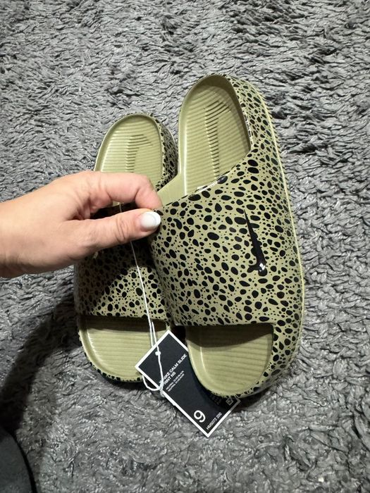 Nou cu etichetă:Șlapi Nike Calm Jordan marimea 40.5 EUR