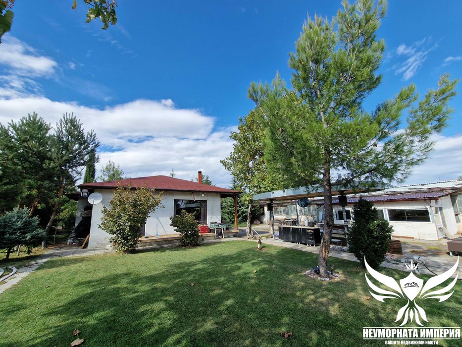 Продавам складова база, къща с постройки и парцел 7700кв в Асеновград