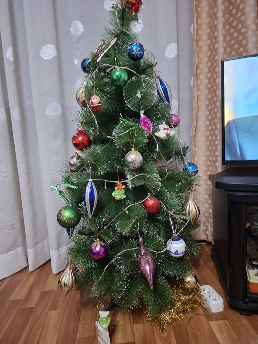 Елка искусственная , высота 120 см.