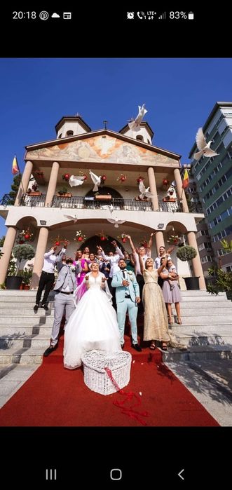 Arcada/coloane ,Aranjamente florale/covor rosu/ porumbei corturi,mese