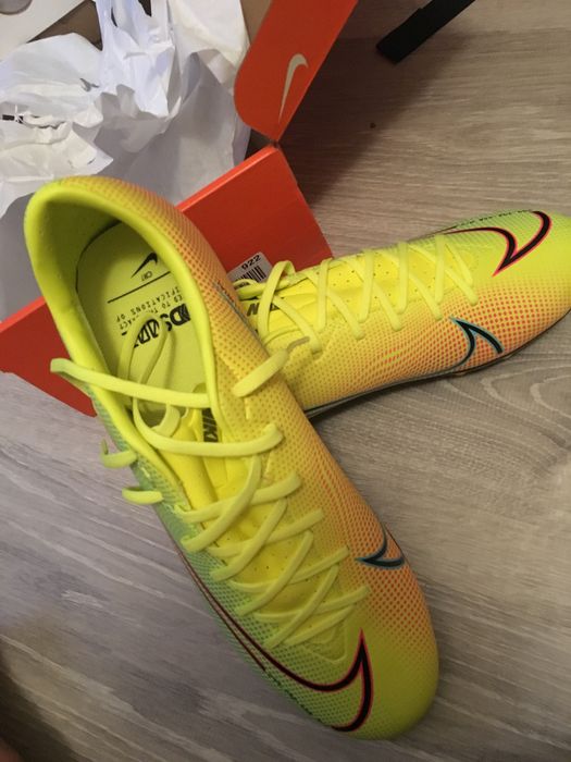 Продам бутсы новые