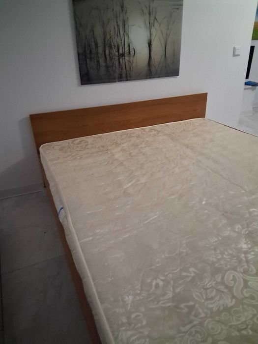 Vând pat dublu (1.6/2 m) cu somiera si saltea