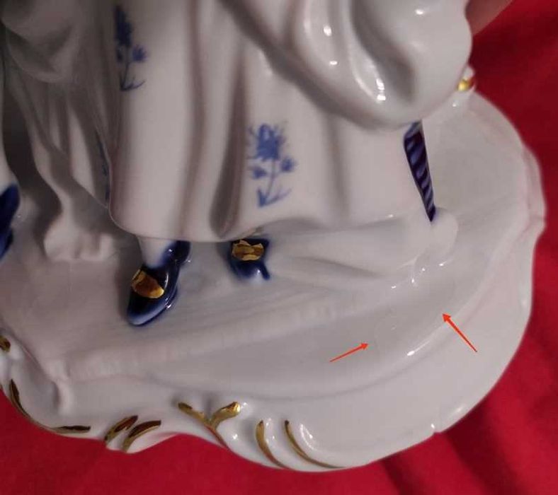 Порцеланова, дворцова фигурка
