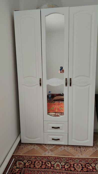 Шкаф белого цвета