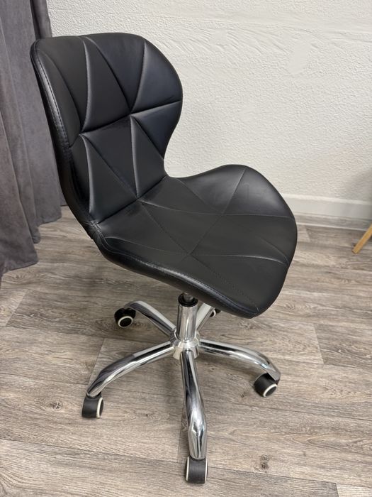 Кожен офис стол с колелца