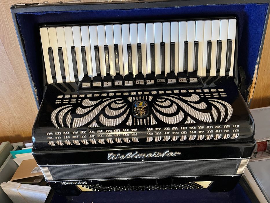 Акордеон Weltmeister Caprice 120 баса.