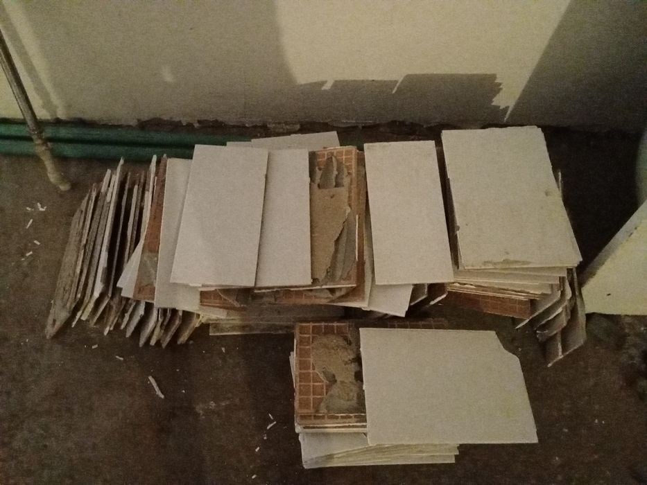 Продам кафель сколька штук не знаю примерно 50