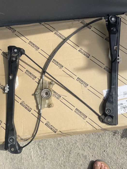 Механизм двери стеклоподьемника