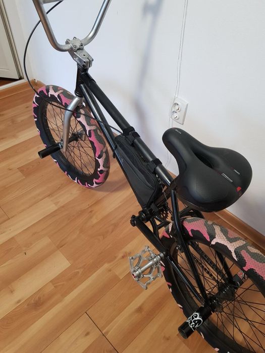 BMX custom, stare bună, roți cu design camo roz – gata de mers