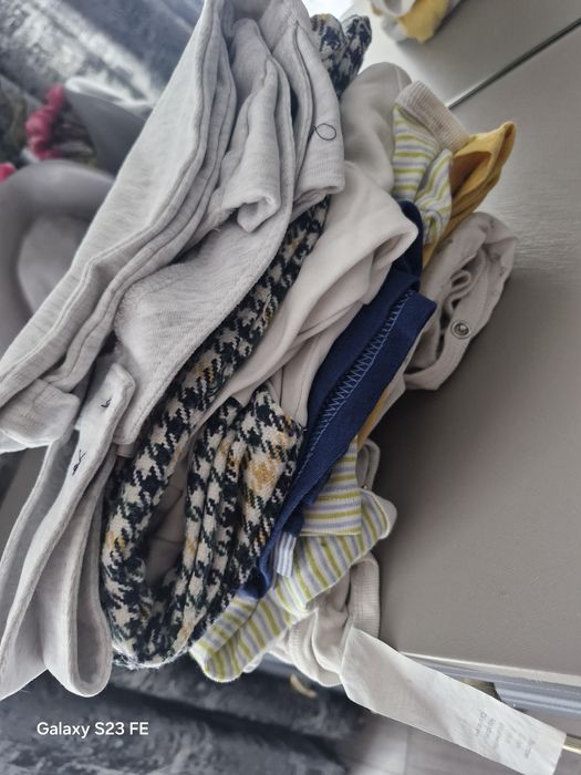 Donez haine bebe 4-6 luni+ jucarii