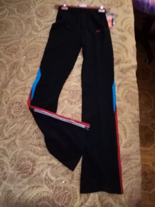 топики и брюки для спорта             .