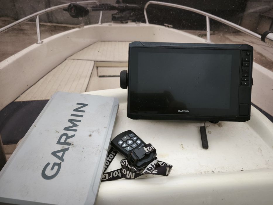 Лодка BELUGA 430 с двигател и Колесар напълно оборудванаа