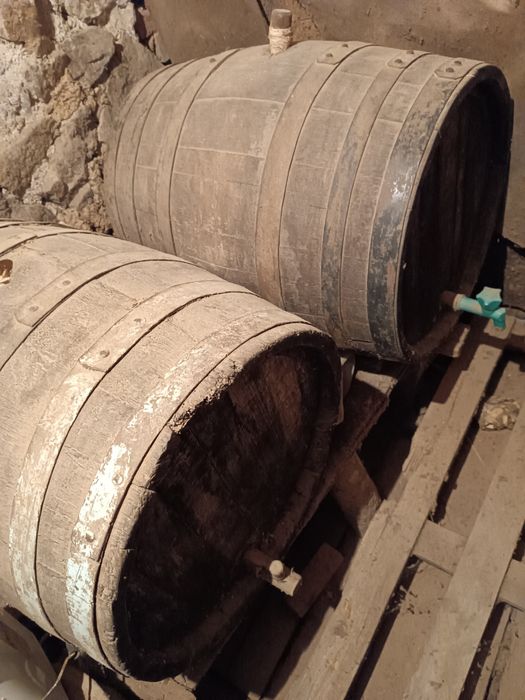 Голяма бъчва с вместимост около 1 тон и още пет бъчвин