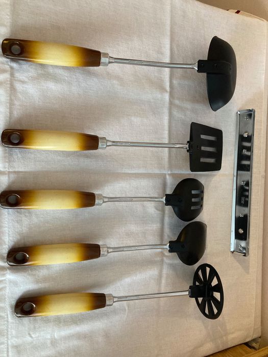 Комплект прибори за готвене и стойка