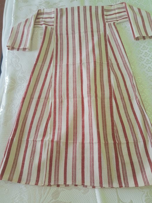 Дълга бяла риза, подходяща за основна върху, която се облича сукман