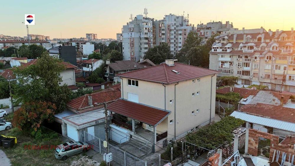 Градска къща на два етажа за продажба кв. Родина 3