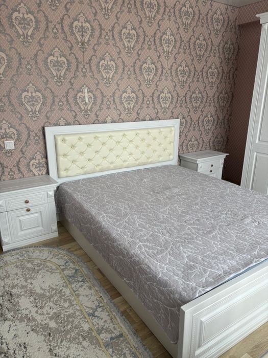 Кровать с тумбочками