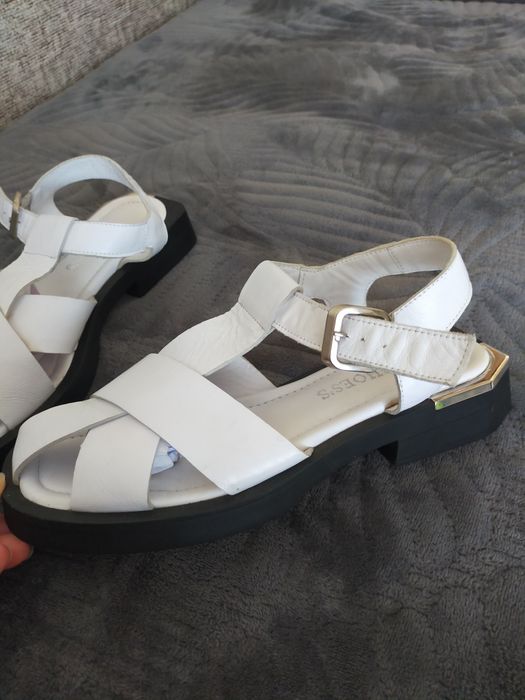 Сандали женские .