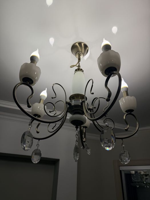 Срочно продам люстру