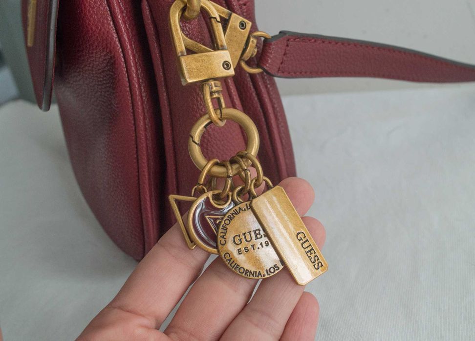 Дамска чанта Guess, цвят бордо, отлично състояние