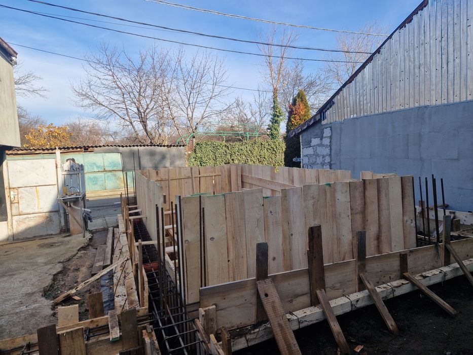 Executam case la rosu