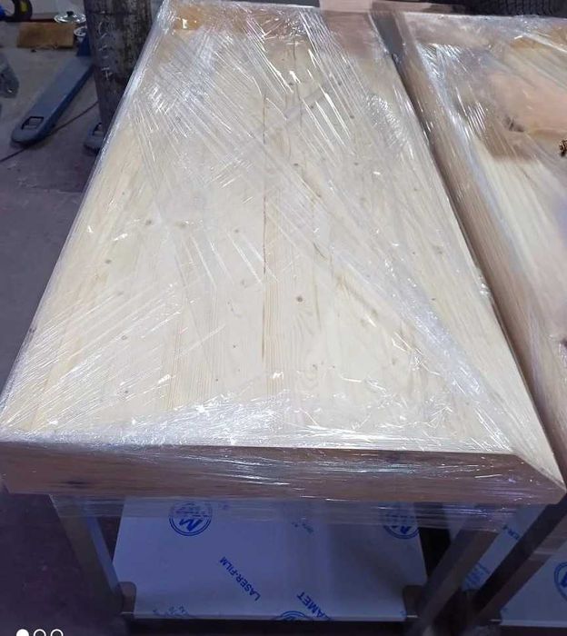 Кондитерский стол с деревянной поверхностью.