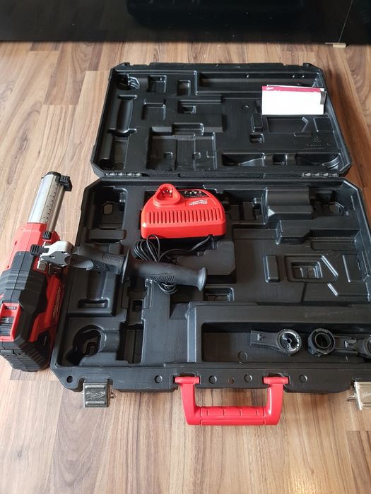 Aspirator Milwaukee M12 ca NOU