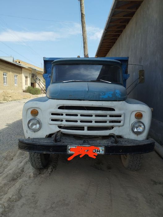 Зил Урал матор ишлап турган мошина