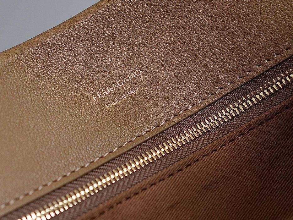 Geanta Salvatore Ferragamo 38cm, tip Premium