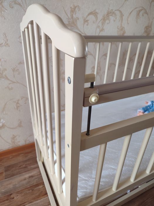 Продам детскую кроватку с маятником