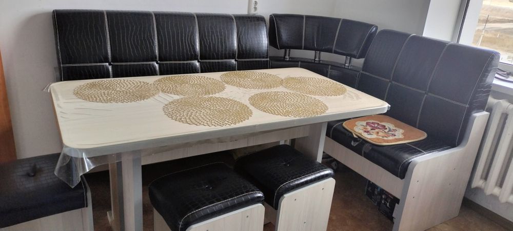 Угловой диван, стол и 4 табуретки