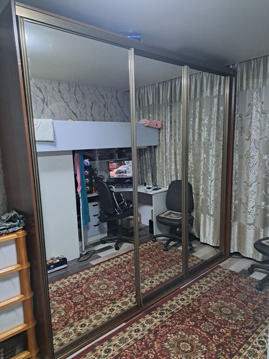 Продам большой шкаф