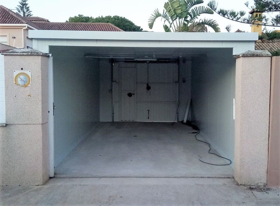 Garaj auto metalic din panouri sandwich  3.3 x 6m