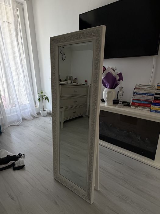 Vând oglindă decorativă cu ramă (pe perete sau de podea) – Stare impecabilă
