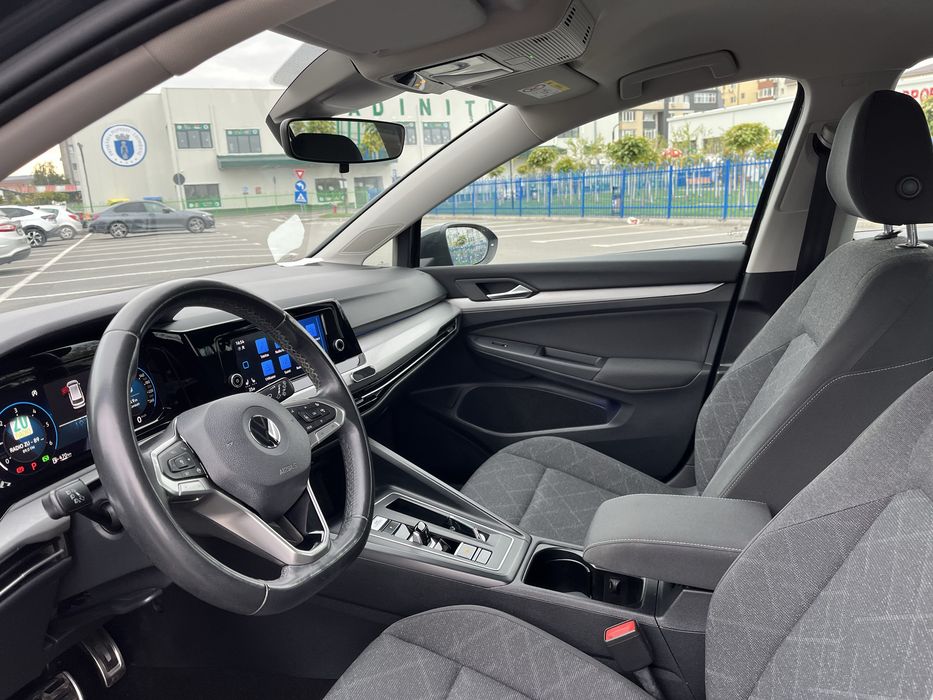 Volkswagen Golf 8 2.0 TDI DSG incalzire scaune senzori parcare bord digital faruri led jante aluminiu comenzi volan start stop asistenta parcare
