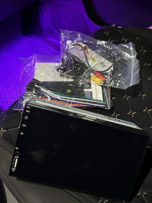 Продам автомагнитолу . 7 дюмов