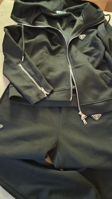 Продам спортивный костюм бренд Prada