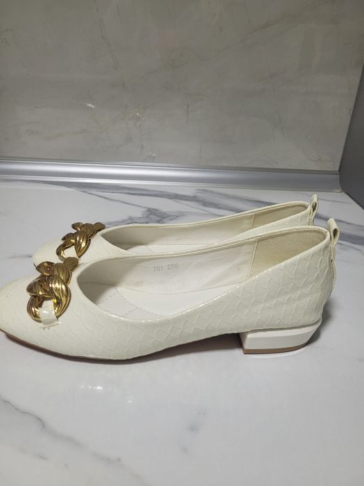 Женское туфли бежевый