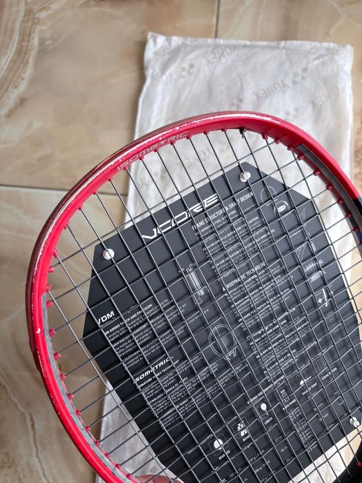 Тенис ракета Yonex VCORE GAME Scarlet (265 гр.) - идеална за юноши 10-12 г.