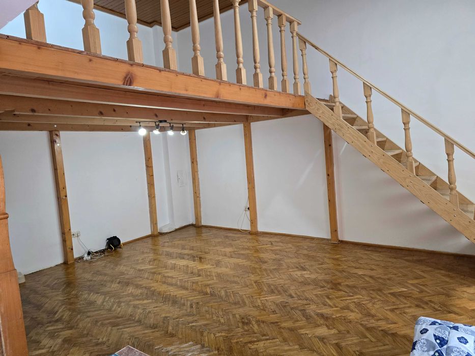 Vând apartament la casă