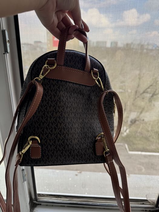 Рюкзак продается на дешевом цене