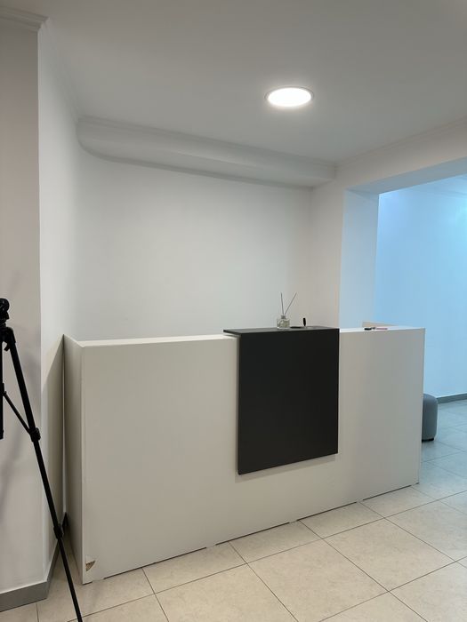 Ресепшн из материала лдсп белый-серый