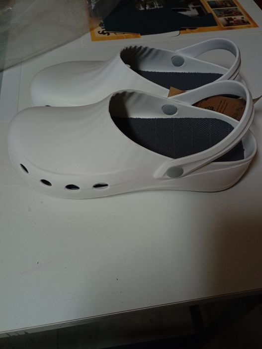 Бели медицински чехли / сабо -нови