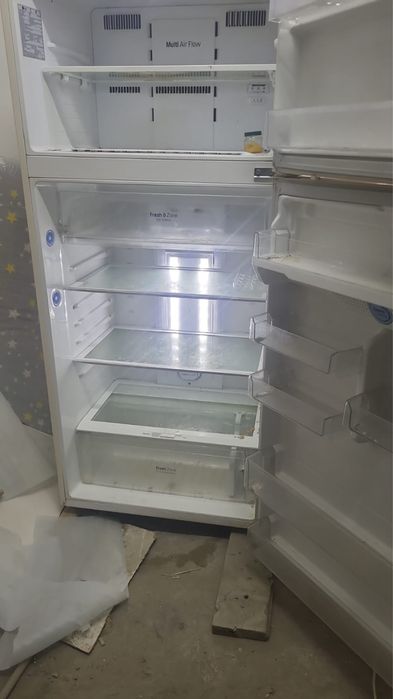Холодильник LG в рабочем состояний