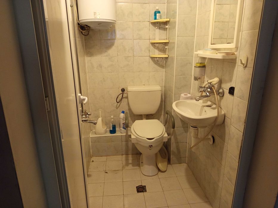 Продава  3-стаен апартамент, разположен в 3-етажна сграда  с усещане за къща, собствен вход и гараж в сърцето на Павлово