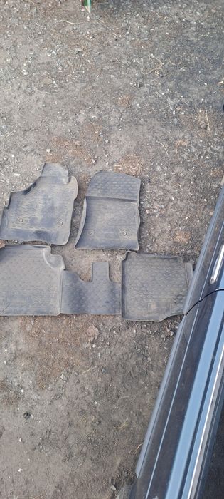 Продам коврики с автомашины Нива  3000 тенге,капот с классика ваз 2101