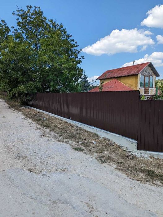 Garduri si porti din sipca metalica, panou stil jaluzele, tabla cutata, plasa bordurata, fier forjat, BCA si alte modele disponibile