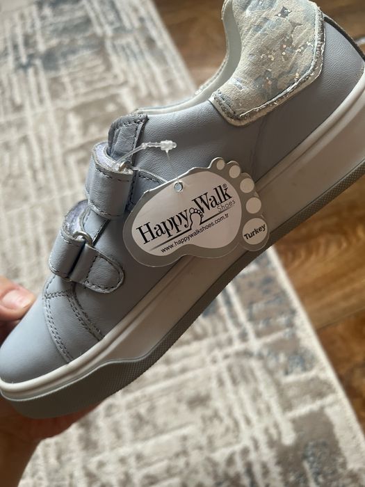 Девчачьи кроссовки