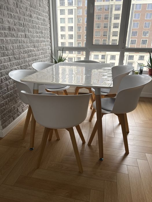 Стол и стулья белое и дерево